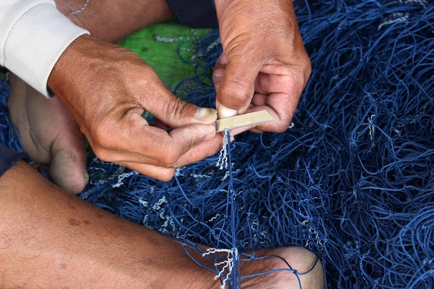 Photo low section of man holding fishing net