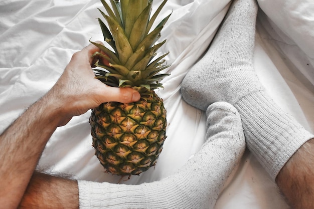 Photo low section of man holding fruits