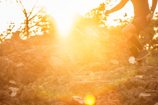 Photo low section of man jogging in forest