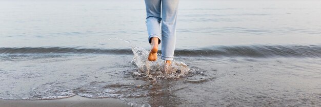 Photo low section of man jumping in sea