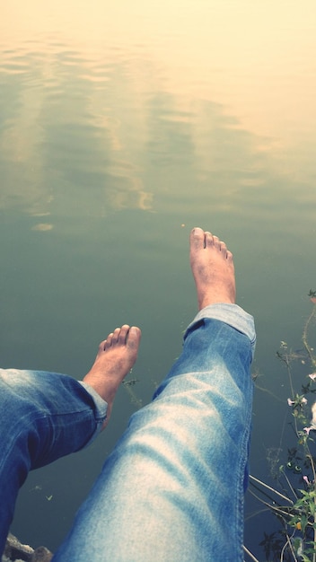 Photo low section of man over lake