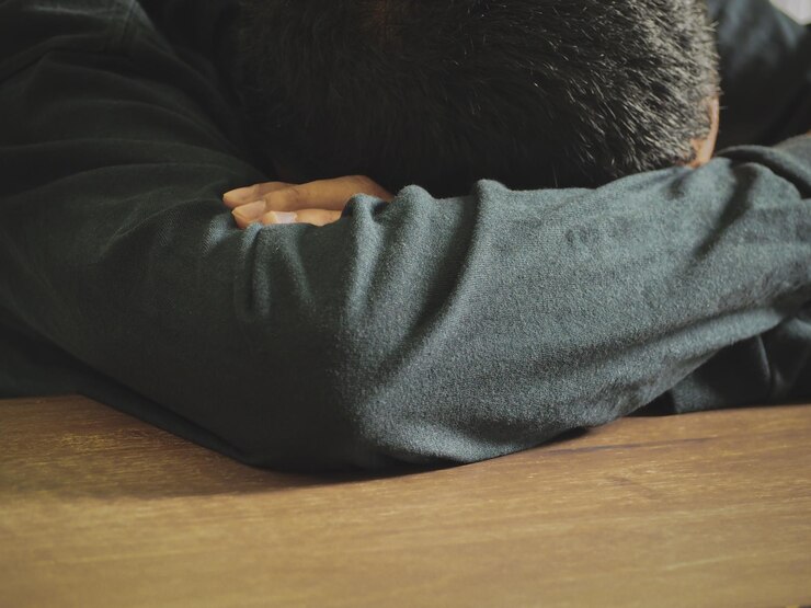 Photo 家でベッドに横たわっている男性の下部