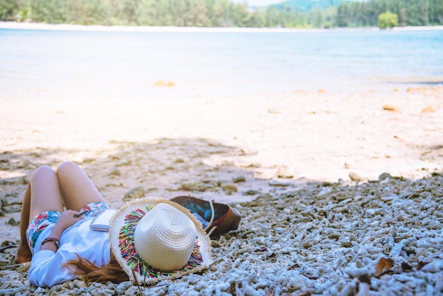 Foto sezione bassa di un uomo sdraiato sulla sabbia sulla spiaggia