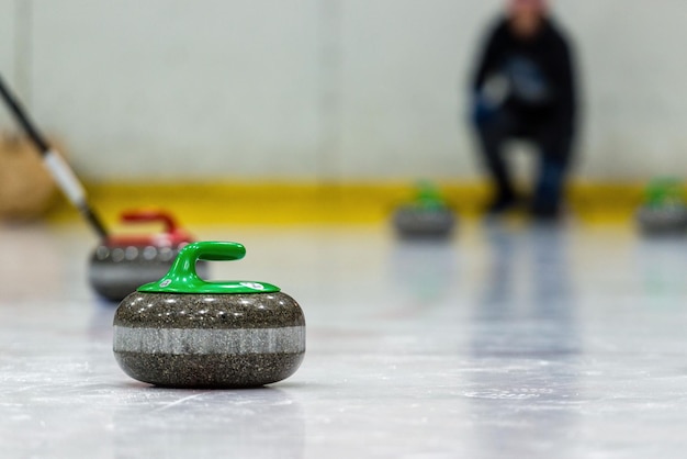 Photo low section of man playing curling on ice rink