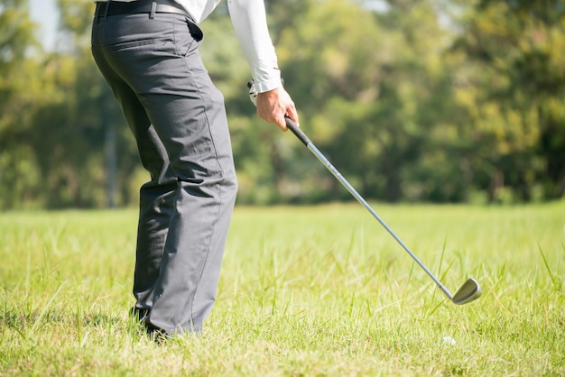 Foto sezione bassa di un uomo che gioca a golf