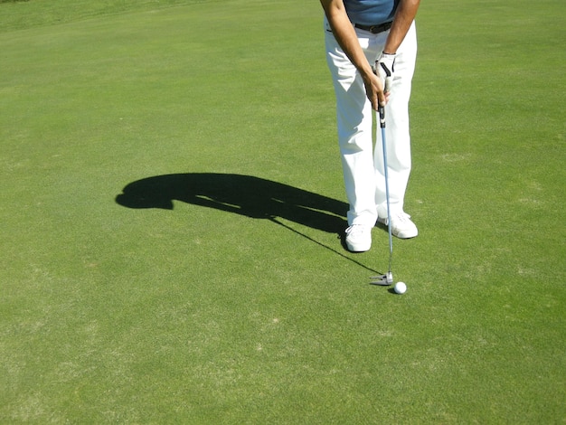 Foto sezione bassa di un uomo che gioca a golf