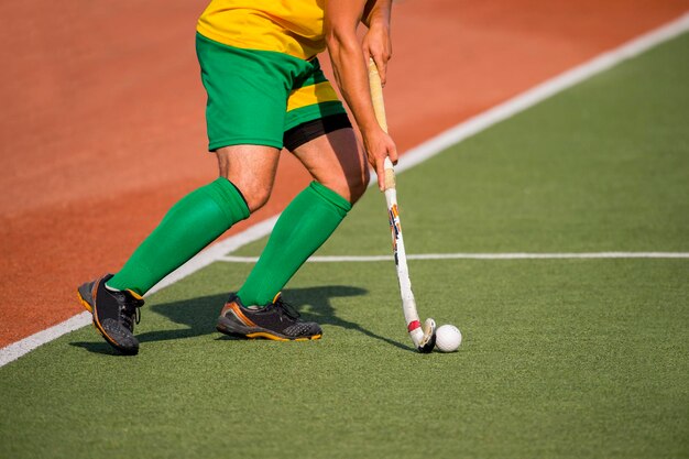 Foto sezione bassa di un uomo che gioca a hockey