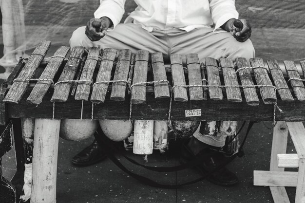 Foto sezione bassa di un uomo che suona uno strumento musicale