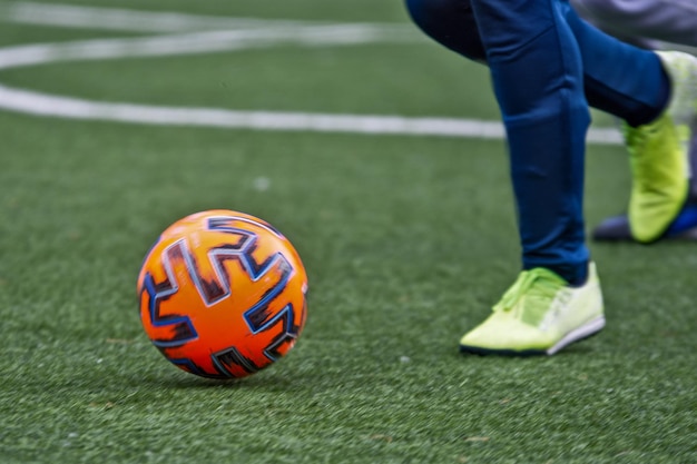 Photo low section of man playing soccer on field