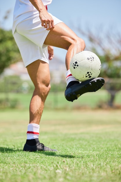 Foto sezione bassa di un uomo che gioca a calcio sul campo