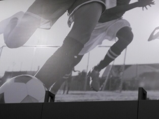 Photo low section of man playing soccer