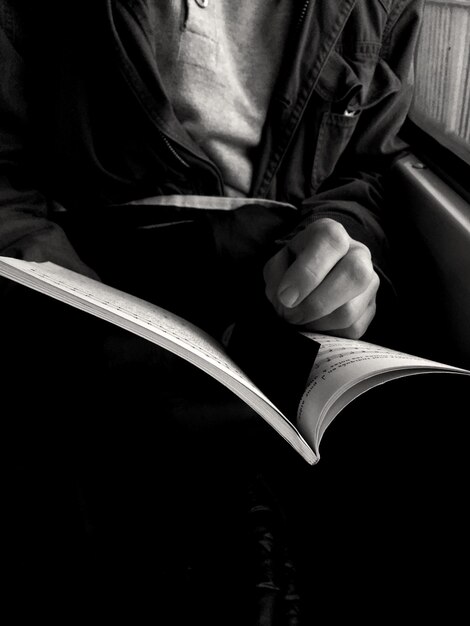 Photo low section of man reading book