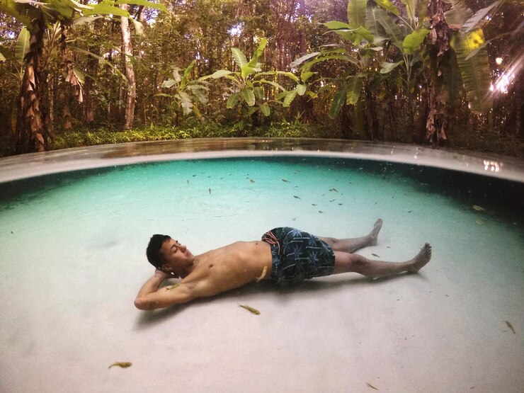 Photo low section of man relaxing in water