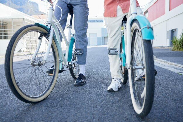 Foto sezione bassa di un uomo in bicicletta per strada