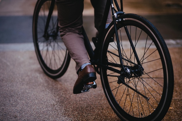 路上で自転車に乗っている男性の下部