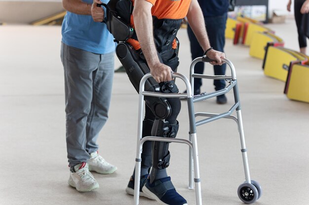 Photo low section of man riding push scooter