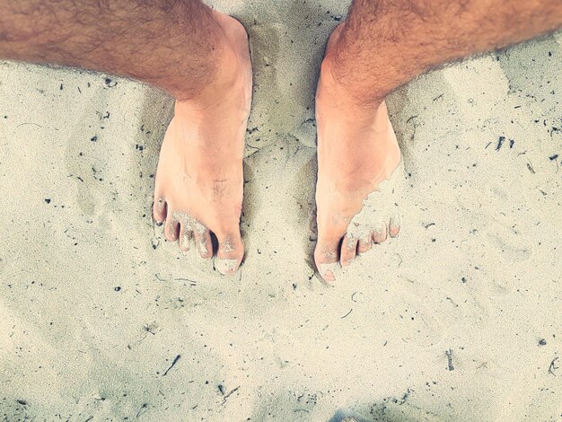 Photo low section of man on sand at beach