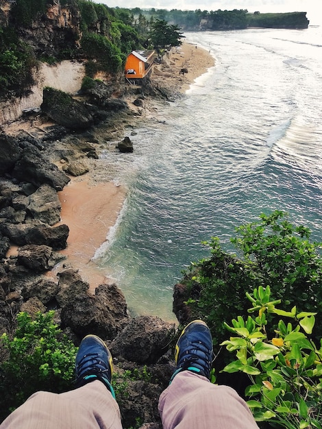 Foto sezione bassa dell'uomo sul mare