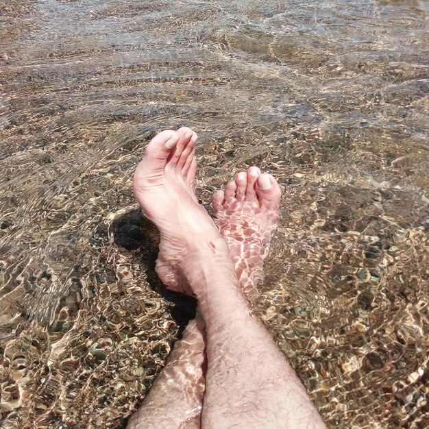 Photo low section of man in sea