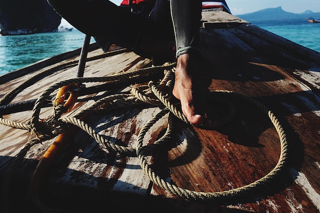 Photo low section of man sitting on boat