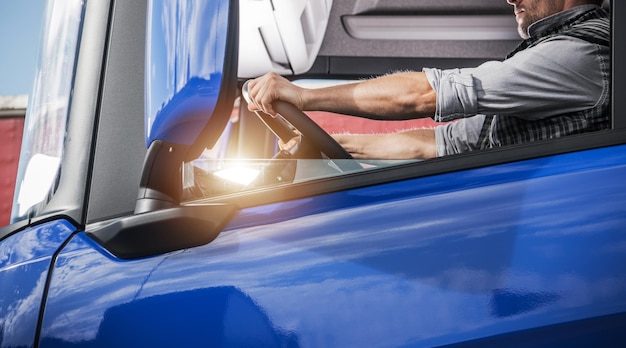 Photo low section of man sitting on car