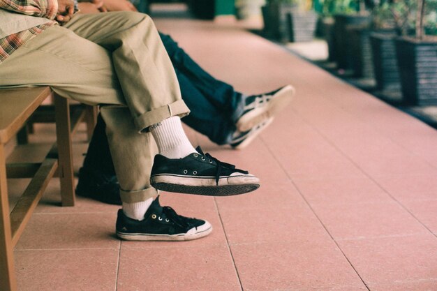 Photo low section of man sitting on chair