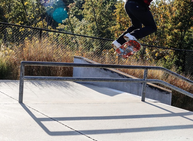 Photo low section of man skateboarding on skateboard