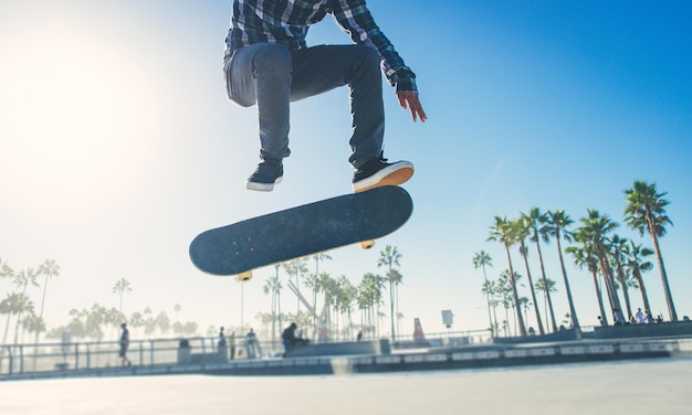 Photo low section of man skateboarding