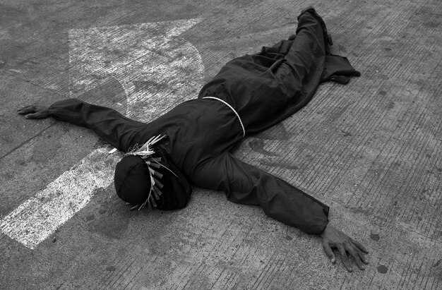 Photo low section of man sleeping on sidewalk