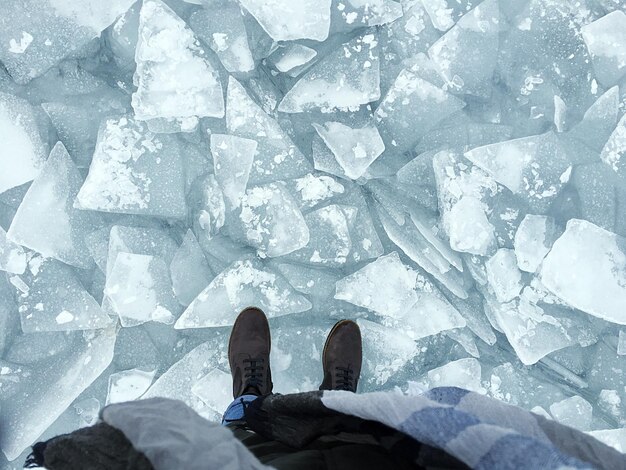 Foto sezione bassa dell'uomo sulla neve