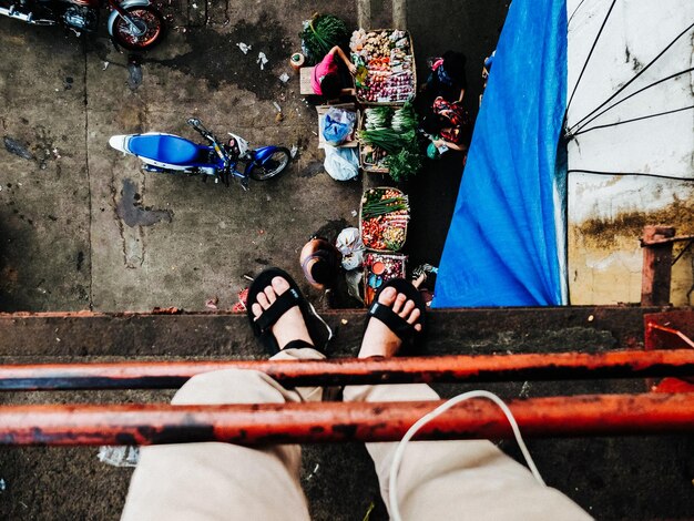 Foto sezione bassa dell'uomo in piedi sul balcone