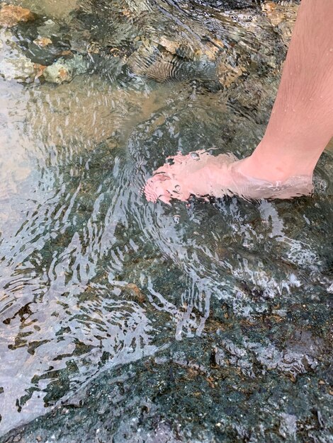 Foto sezione bassa di un uomo in piedi sulla spiaggia