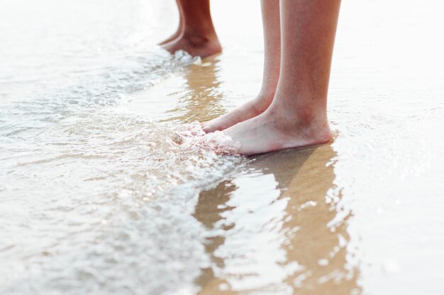 Foto sezione bassa di un uomo in piedi sulla spiaggia