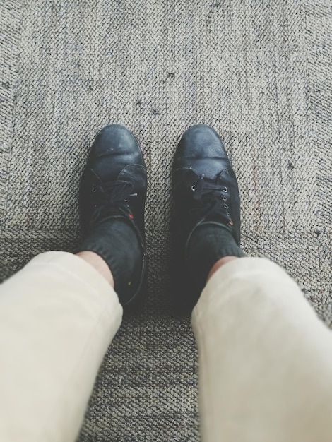 Photo low section of man standing on carpet