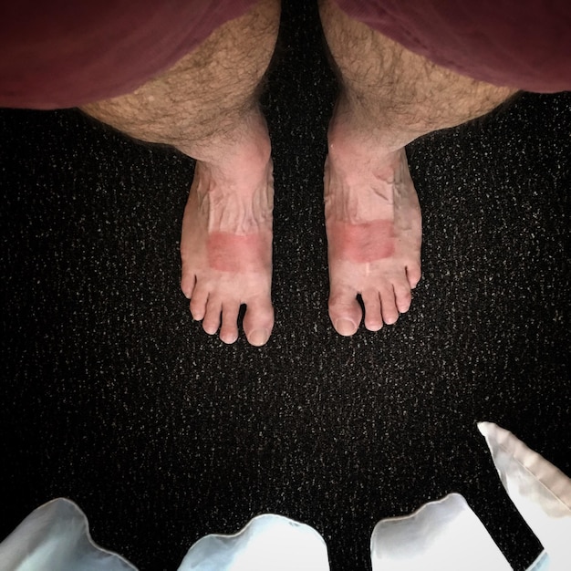 Photo low section of man standing on carpet