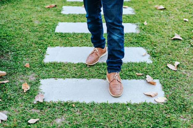 Photo low section of man standing on field