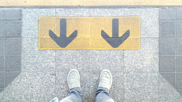 Photo low section of man standing on floor