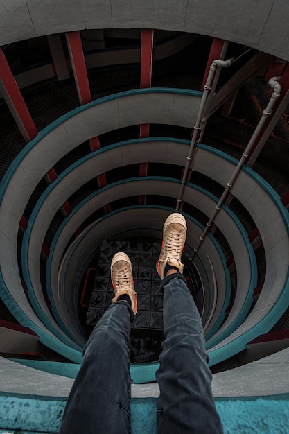 Photo low section of man standing on floor