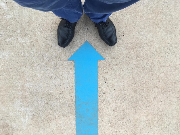 Photo low section of man standing on floor