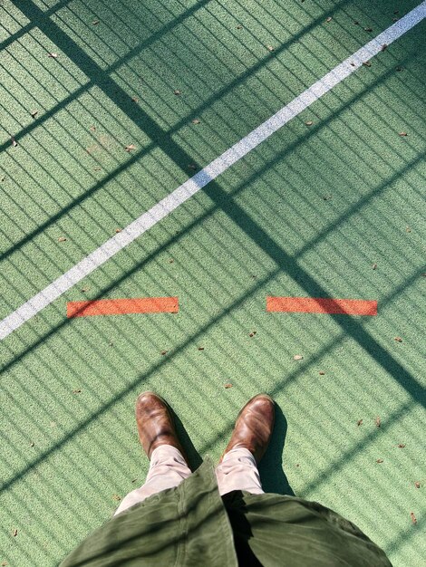 Photo low section of man standing on floor