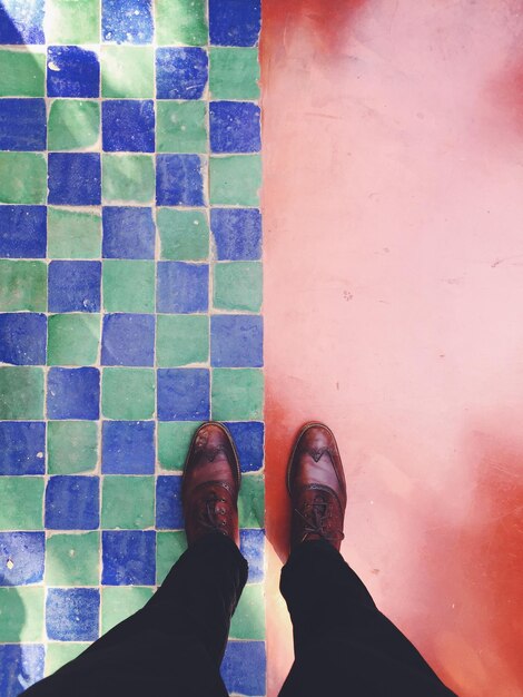 Photo low section of man standing on flooring