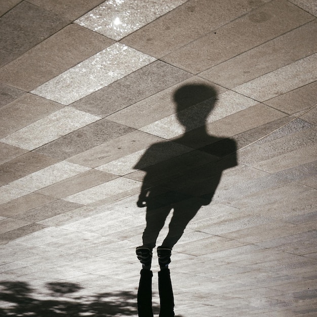 Photo low section of man standing on footpath