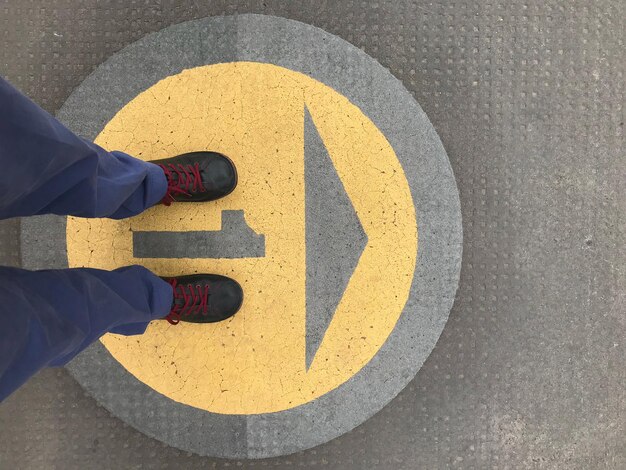 Photo low section of man standing on footpath