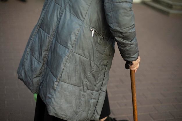 Foto sezione bassa di un uomo in piedi sul sentiero