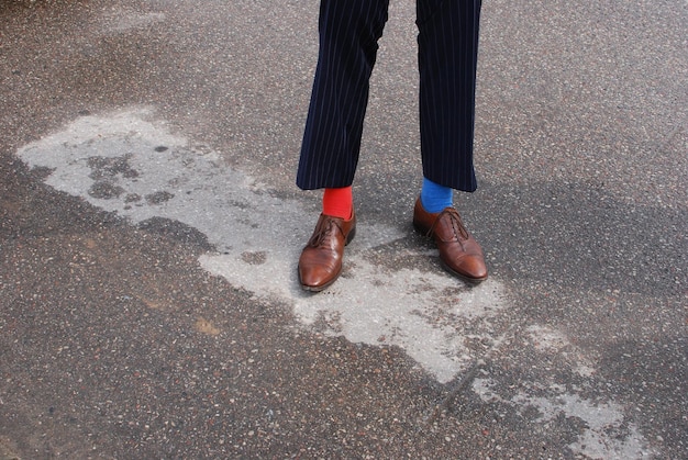 Foto sezione bassa di un uomo in piedi sul sentiero