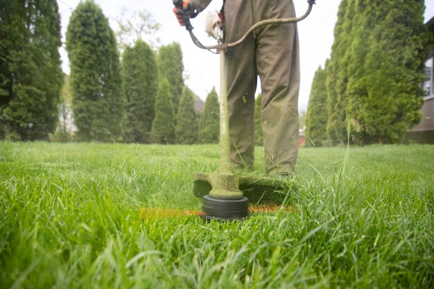 Photo low section of man standing on grass