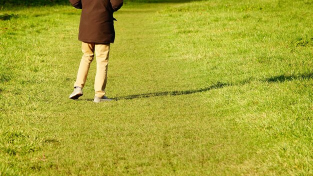 Foto sezione bassa di un uomo in piedi sull'erba