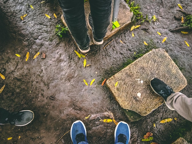 Photo low section of man standing on ground