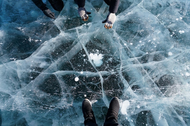 Foto sezione bassa di un uomo in piedi sul ghiaccio