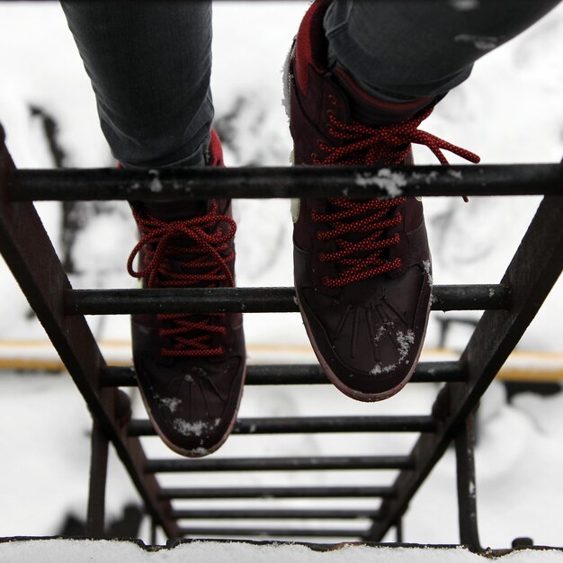 Foto sezione bassa di un uomo in piedi su una scala